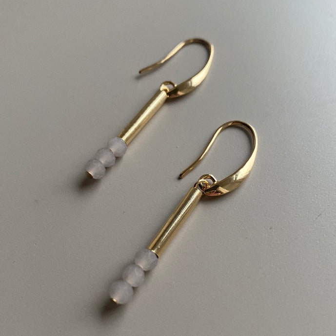 CSTE12 - Frosted crystal drop earrings - Grey Tone