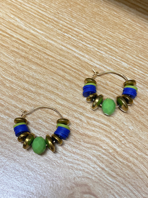 HILHE12 - Blue clay and green crystal hoop earrings