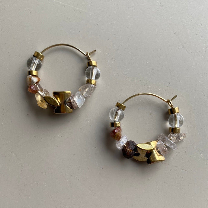 CSTE08 - Hematite and Gemstone chips hoop earrings - Gold, Natural tones