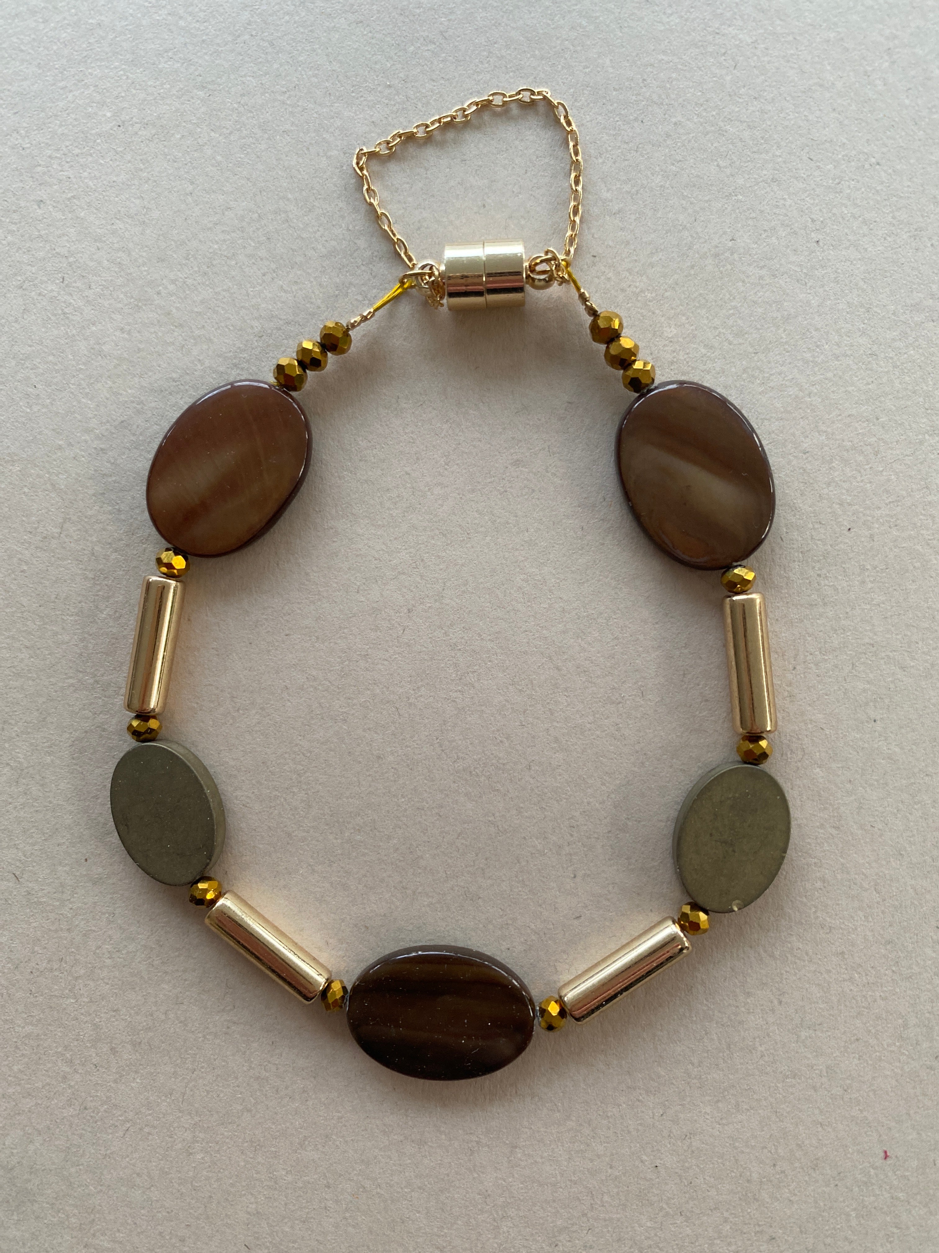 BDLB09 - Shell and Hematite magnetic bracelet