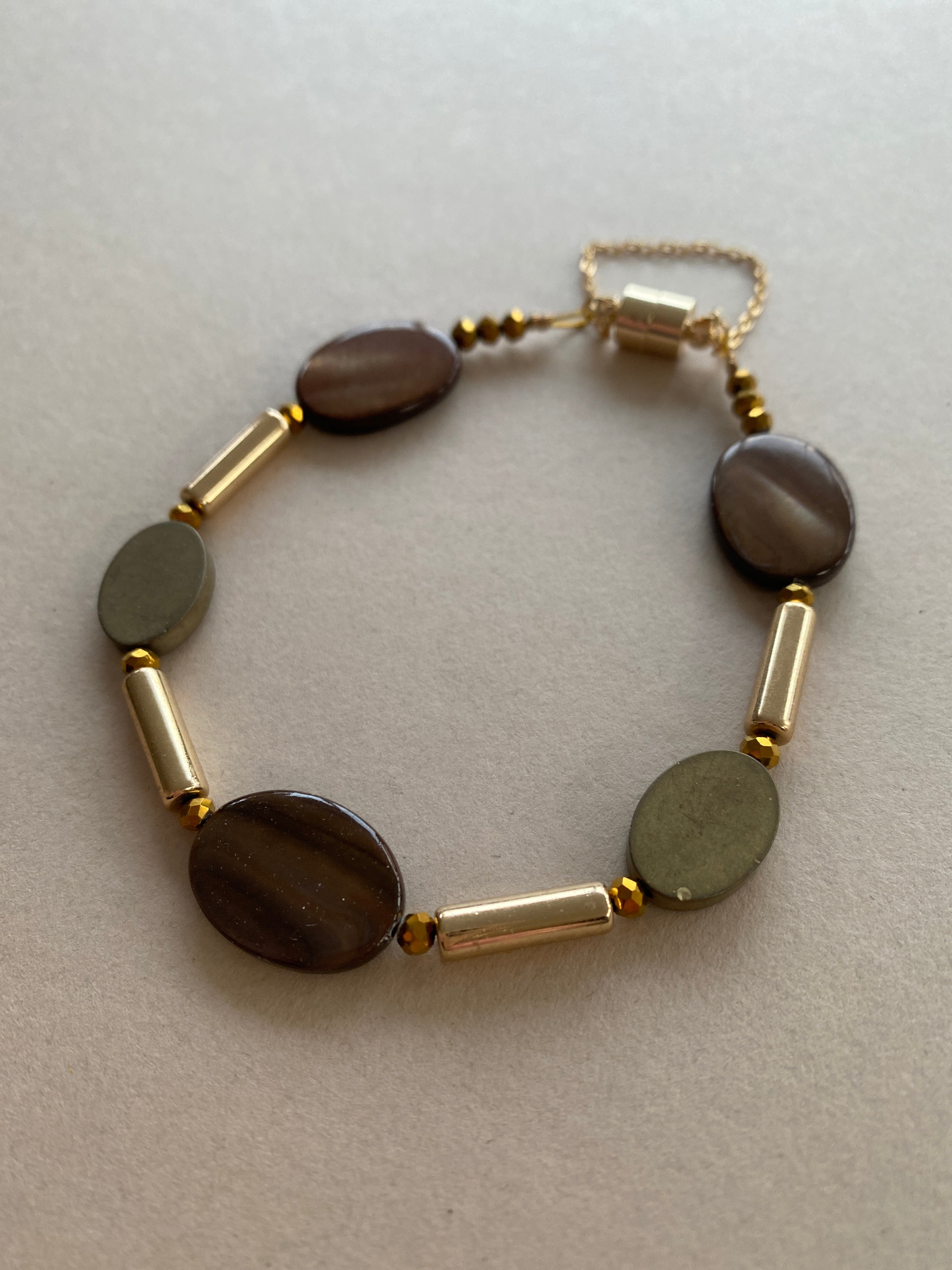 BDLB09 - Shell and Hematite magnetic bracelet