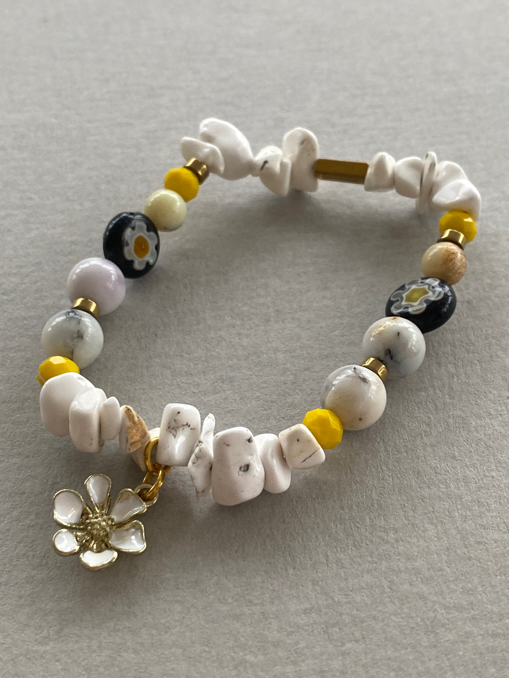 HILB15 - White chip and black glass Daisy flower Bracelet