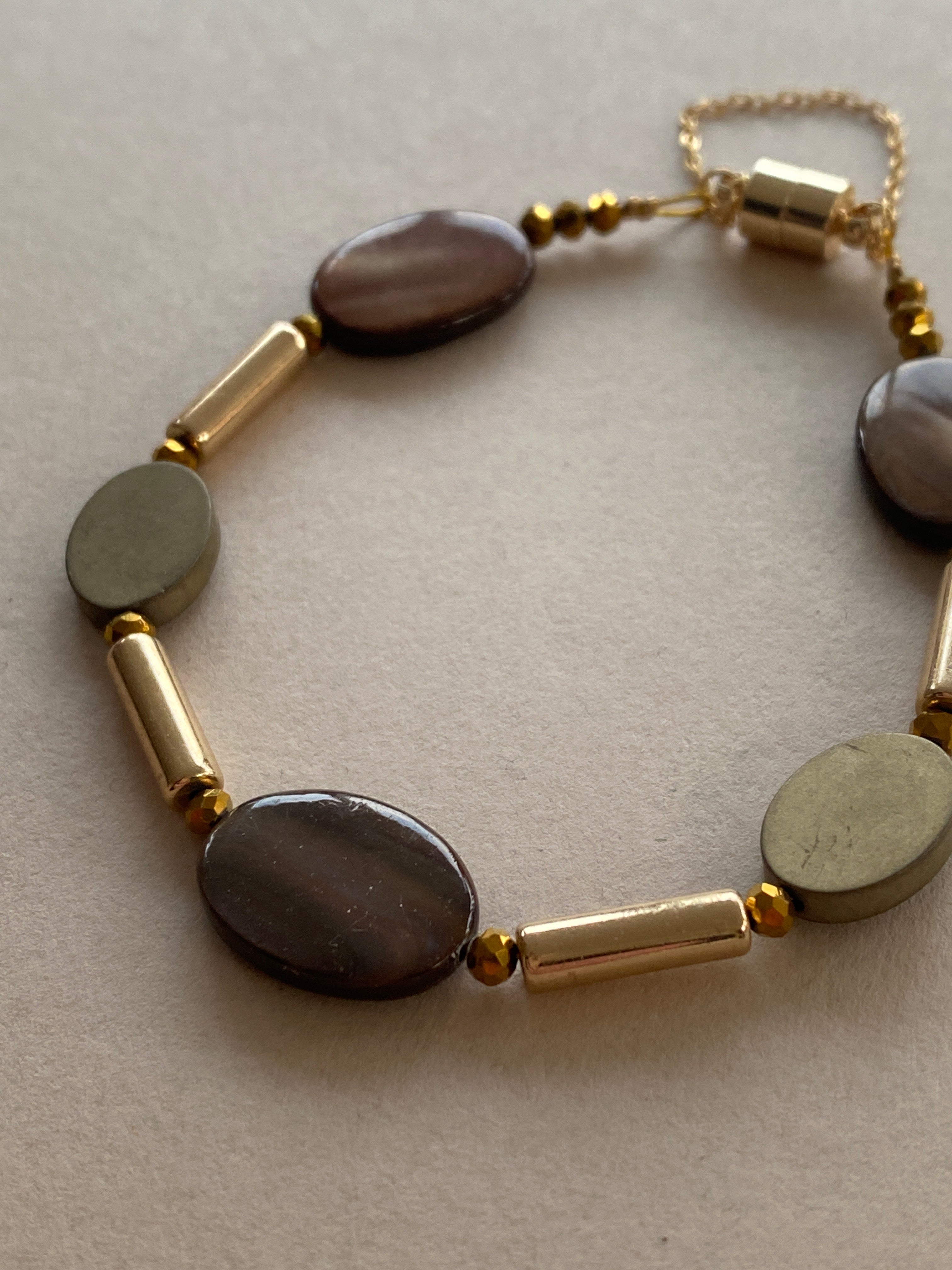 BDLB09 - Shell and Hematite magnetic bracelet