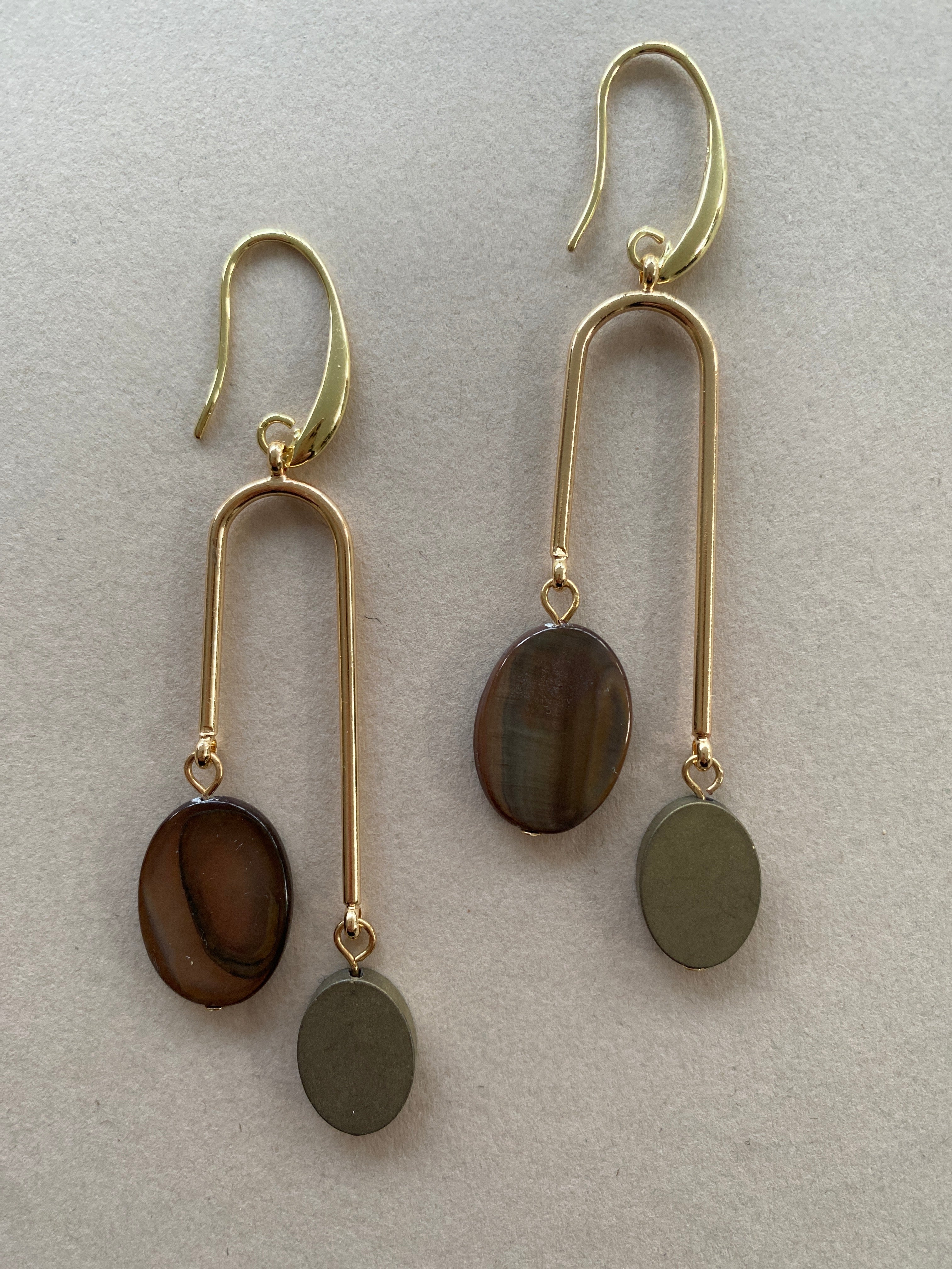 BDLE09 - Shell and Hematite Drop Earrings