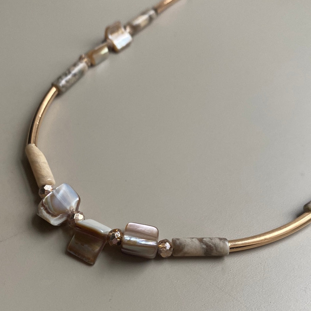 CST07 - Shell chip and gemstone necklace - Creams, pearl