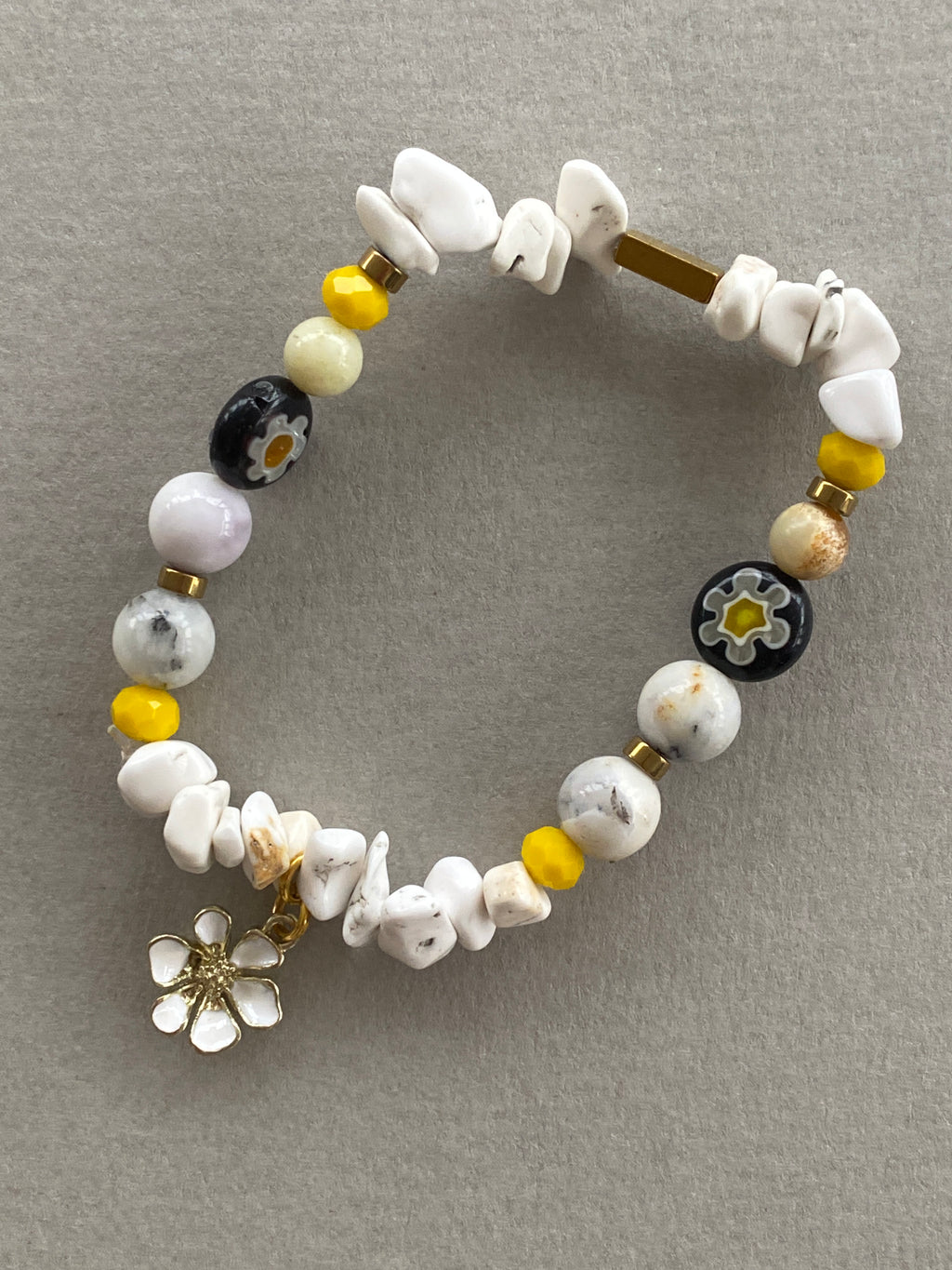 HILB15 - White chip and black glass Daisy flower Bracelet
