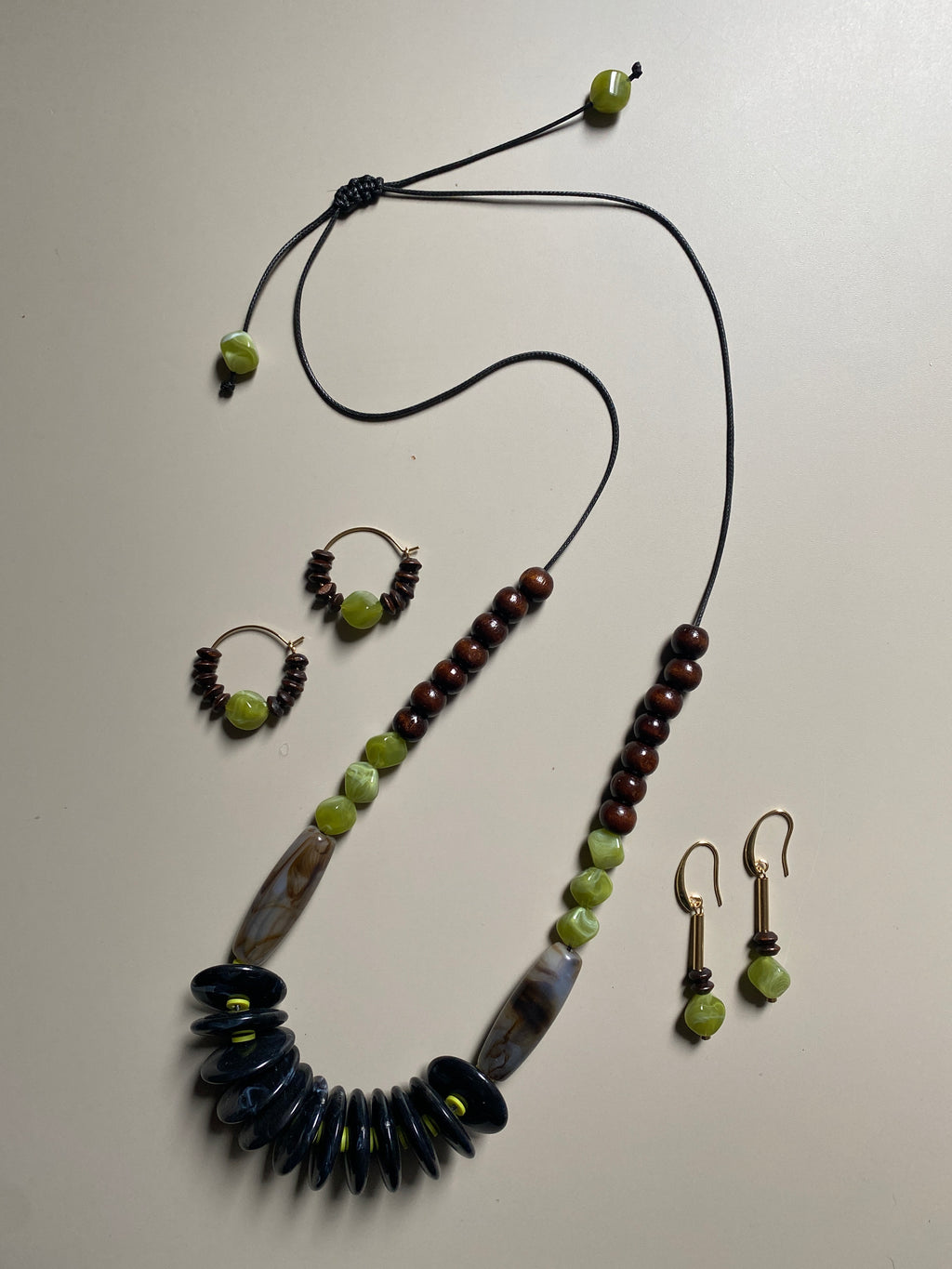 FRT06 - Fully adjustable necklace, wood, acrylic and clay
