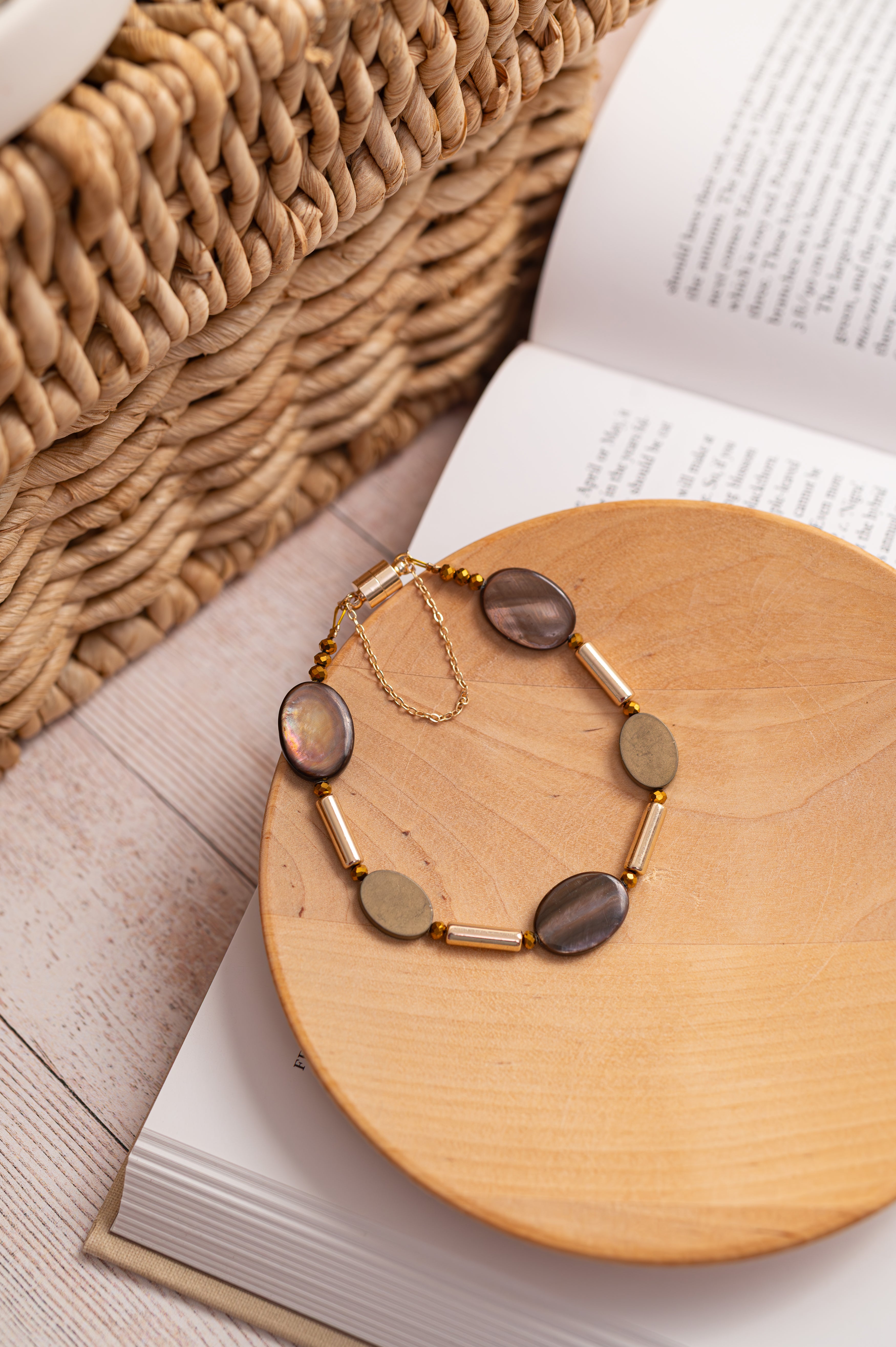 BDLB09 - Shell and Hematite magnetic bracelet